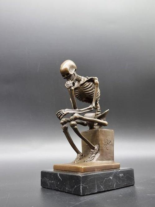 Beeld, Bronze Skeleton Thinker on Marble - 15 cm - Brons,, Antiek en Kunst, Kunst | Designobjecten