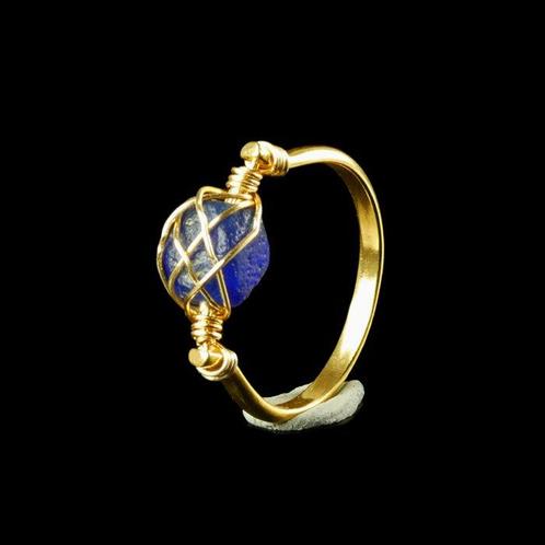 Oud-Romeins Ring met draadomwikkelde Romeinse blauwe glas, Handtassen en Accessoires, Antieke sieraden