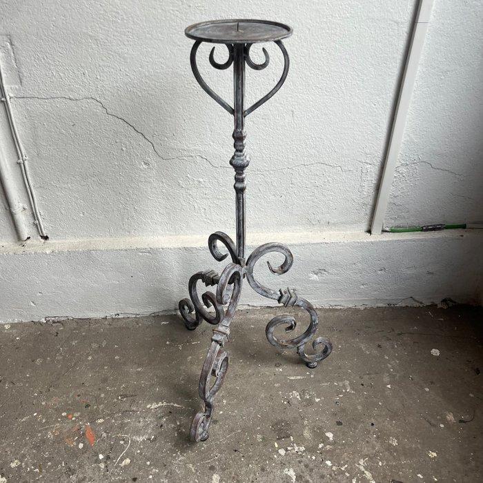 Kandelaar Stijlvol Hoog ijzeren vloer kandelaar - voor een, Antiquités & Art, Curiosités & Brocante