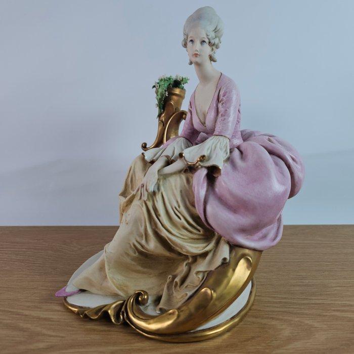 Capodimonte, Giuseppe Cappè - Beeldje - Seated lady with, Antiek en Kunst, Antiek | Glaswerk en Kristal