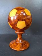 Beeld, Voetbal gesneden uit Thuja hout - 19 cm - Thuya, Antiek en Kunst