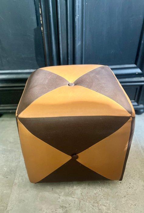 Kruk - Synthetisch leder - Ottoman in midden-eeuwse stijl, Antiek en Kunst, Curiosa en Brocante