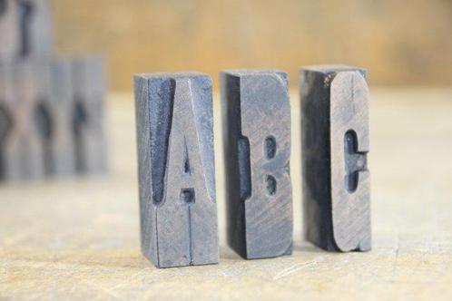Drukblokken (36) - een volledig alfabet (A-Z) en cijferreeks, Antiek en Kunst, Antiek | Wandborden en Tegels