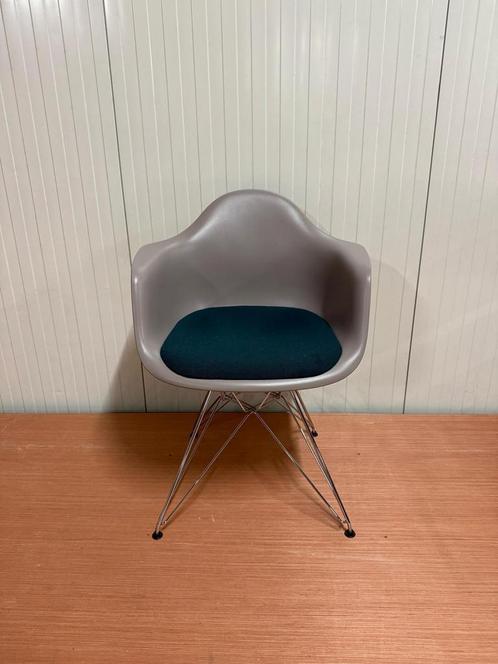 Vitra Stoelen Met Gestoffeerde Zitting - Uitvoering Dar, Huis en Inrichting, Bureaustoelen, Bureaustoel, Overige kleuren, Zo goed als nieuw