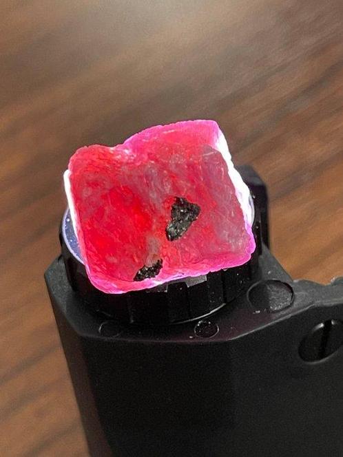 Robijn Ongewoon Robijn Kristal! Uitzonderlijke Kleur. 48,5, Verzamelen, Mineralen en Fossielen