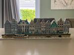 Amsterdamse huisjes op planchet met een kade en bootje,, Nieuw
