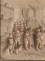 Processie naar de Kerk in een Frans dorpje - Relief,, Antiek en Kunst