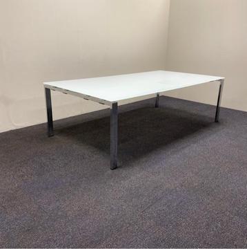 Tweedehands design vergadertafel 240x124 cm,  met glazen beschikbaar voor biedingen