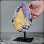 Natuurlijke amethist druse met perfecte calcietkristal. van