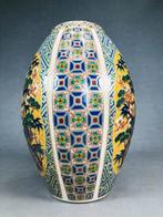 Vase - Porcelaine, Vase en Satsuma avec pin, bambou et, Antiek en Kunst