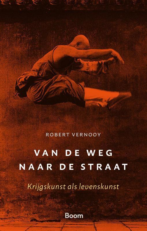Van de weg naar de straat 9789024445875 Robert Vernooy, Boeken, Filosofie, Gelezen, Verzenden