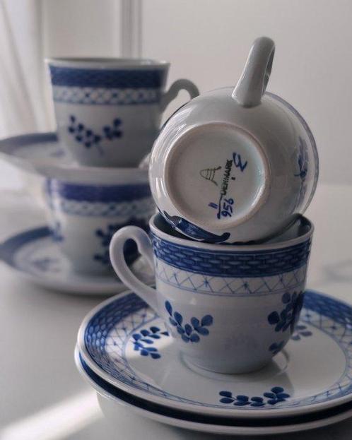 Royal Copenhagen - Kop en schotel (12) - Porselein - Reliëfs, Antiek en Kunst, Antiek | Meubels | Tafels