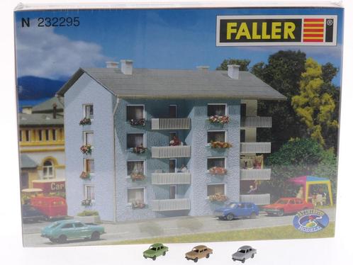 Schaal N Faller 232295 flatgebouw met 3 autos #5515, Hobby & Loisirs créatifs, Trains miniatures | Échelle N, Enlèvement ou Envoi