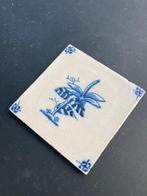 Tegel - Antieke Delfts blauwe tegel met een libelle op een, Antiek en Kunst