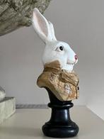 Ornement décoratif - Europe - Lapin en costume en bustier