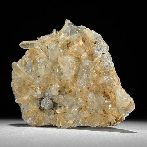 Prachtige 1.345 kg kwarts Kristalcluster met kubisch pyriet, Verzamelen, Mineralen en Fossielen