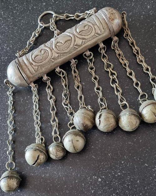 De ketting bestaat uit 1 doos in ketting. - Arabisch, Antiek en Kunst, Kunst | Niet-Westerse kunst