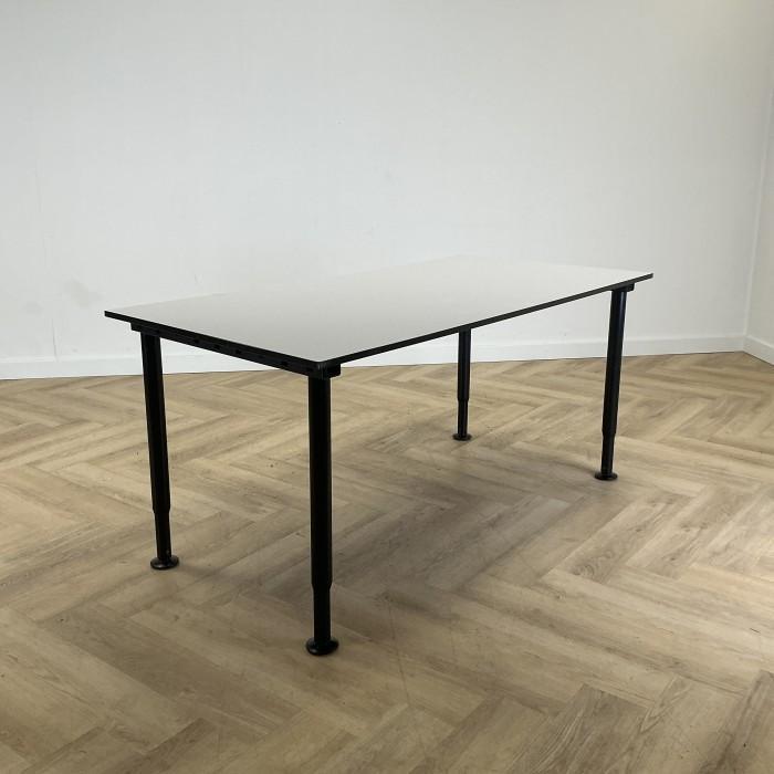 Gispen verstelbaar bureau / tafel 160x80 cm, grijs - zwart, Huis en Inrichting, Bureaus, Bureau, Gebruikt, In hoogte verstelbaar