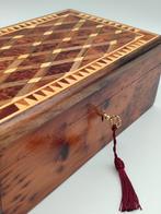 Sieradendoos - Hout (Thuya), hout, parelmoer, marqueterie,, Antiek en Kunst