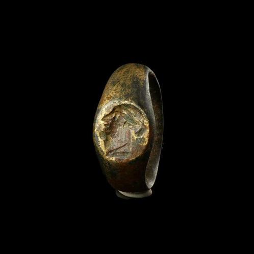 Oude Egypte, Ptolemeïsch Zegelring met buste Berenice II van, Handtassen en Accessoires, Antieke sieraden