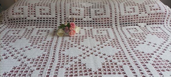 Fabelachtig beddengoed, uitgevoerd in fijn haakwerk met een, Antiek en Kunst, Antiek | Tapijten, Tafelkleden en Textiel