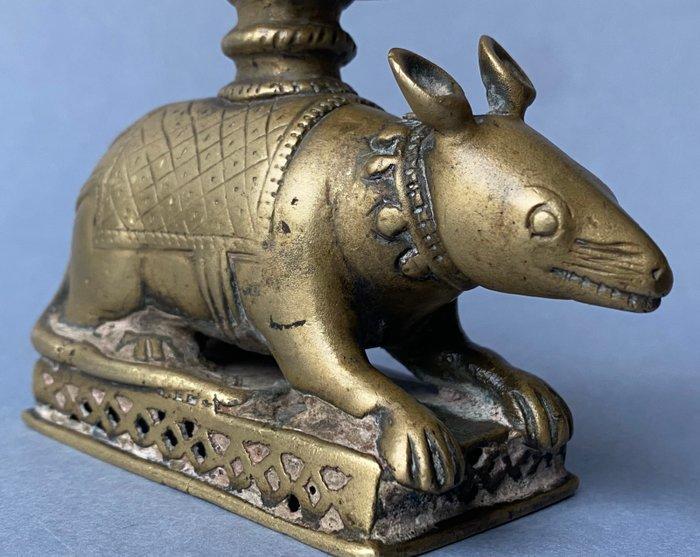 Votieve sculptuur van een kaarsenhouder in de vorm van een, Antiek en Kunst, Kunst | Niet-Westerse kunst