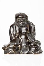 Gepatineerd brons - Een Japanse bronzen okimono van een, Antiek en Kunst