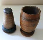 Vijzel en stamper (2) - Hout met resten van polychromie en