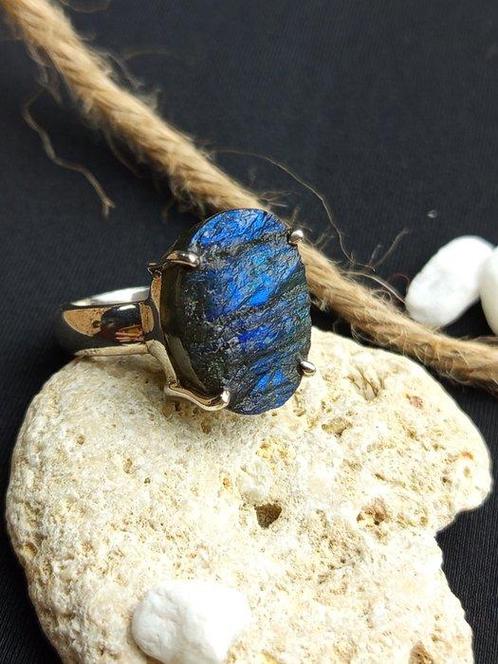 Zilveren anillo 925 met ruwe topkwaliteit labradoriet blauw,, Verzamelen, Mineralen en Fossielen