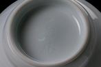 Vase en porcelaine blanche avec des gravures de bambou -
