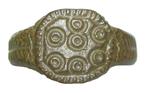 Oud-Romeins Brons - ring gegraveerd met zonnesymbolen op de