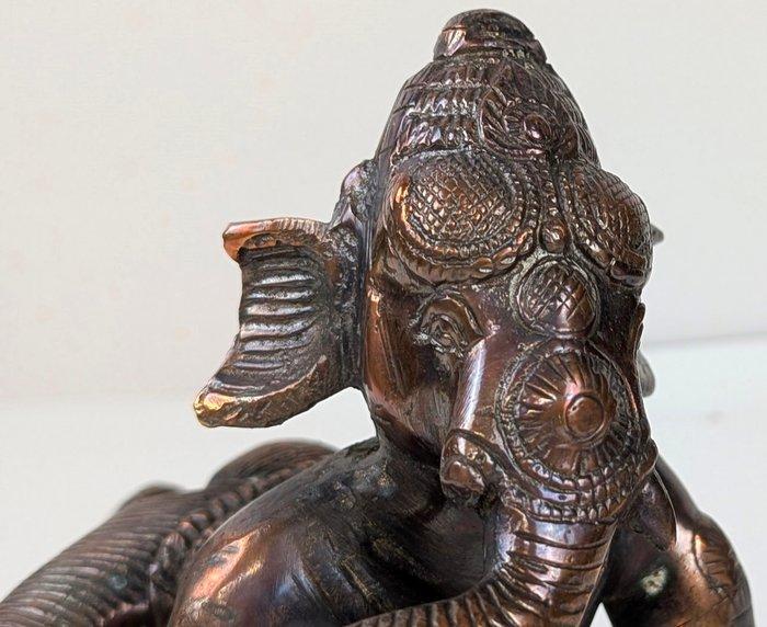 Statue, Mooi beeld Jonge Ganesha - 23 cm - cuivre / bronze, Antiek en Kunst, Kunst | Niet-Westerse kunst