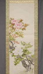 Pivoines et un petit oiseau - Avec signature And hitsu