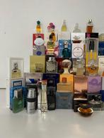 75 Miniatuur flesjes parfum in in verpakking. - Bouteille de