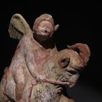 Oud-Grieks Terracotta Eros die op een geit rijdt. 4e-3e eeuw