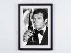 James Bond, Roger Moore as James Bond 007 in classic pose, Nieuw
