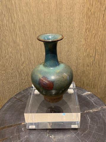 Oud-Chinees Tegels vaas. - 18.9 cm