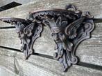 Decoratief ornament (2) - twee gietijzeren consoles - Europa