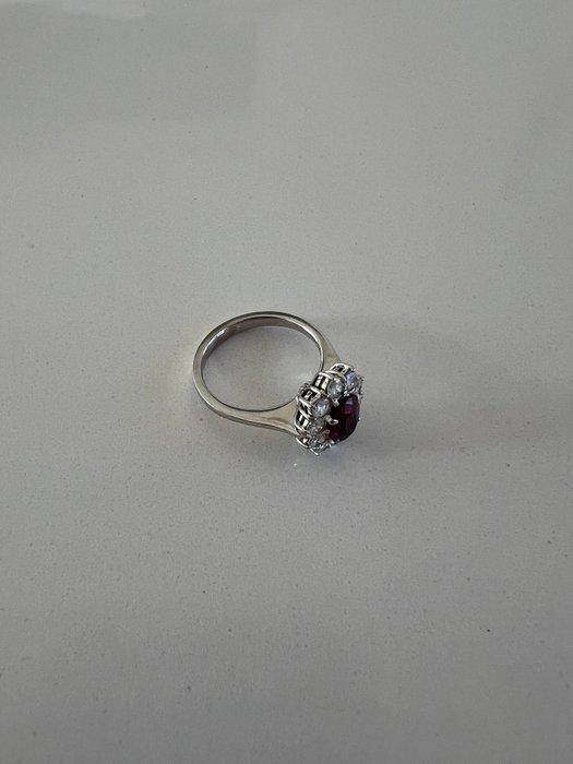 Cocktailring - 18 karaat Witgoud - 18.00ct. tw. Robijn -, Handtassen en Accessoires, Antieke sieraden