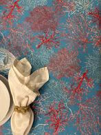 Groot tafellaken met rode koraal op een turkoois