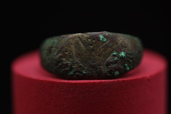 Middeleeuws (Gothic) - 9 x Bronze Versierde ringen - 2.8 cm, Antiek en Kunst, Antiek | Overige Antiek