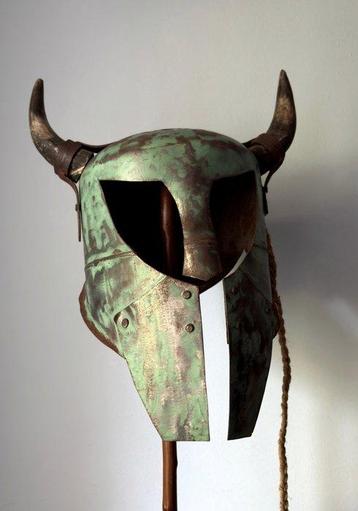 Decoratief ornament - corinthien - Europa - Helm van ijzer beschikbaar voor biedingen