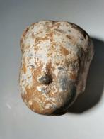 Terre cuite Tête dun courtisan avec des restes dengobe