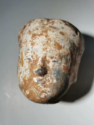 Terre cuite Tête dun courtisan avec des restes dengobe