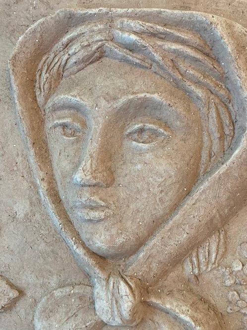 Sylviane Descarpentries - Relief, Jeune femme au bouquet -, Antiek en Kunst, Antiek | Glaswerk en Kristal