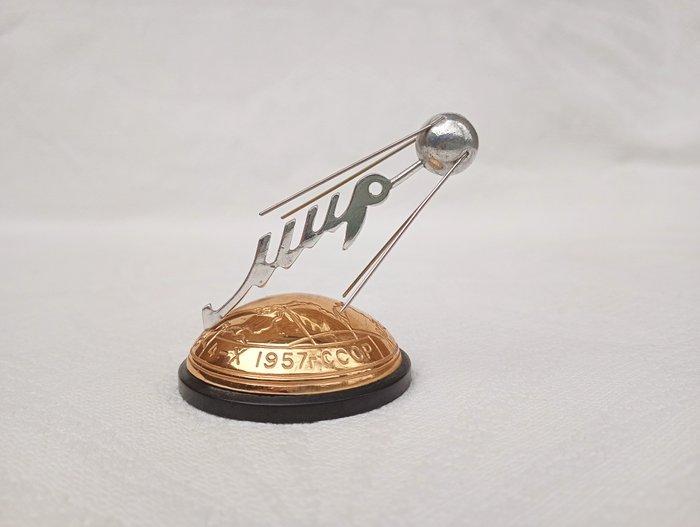 The First Earths Satellite 1957-X-4 Sputnik - 1950-1960, Antiquités & Art, Antiquités | Assiettes décoratives & Carrelages