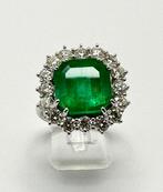 Ring - 18 karaat Witgoud - 7.50ct. tw. Smaragd - contour, Nieuw