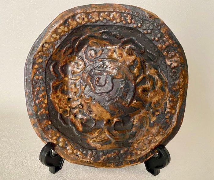 Assiette décorative avec relief inspiré du dragon – métal, Antiek en Kunst, Antiek | Overige Antiek