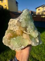 Prachtige groene kubieke Apophylliet met Stilbiet op