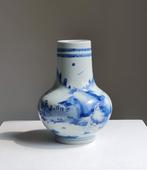 Vaas - Porselein, Blauwwitte flesvormige vaas van Chinees